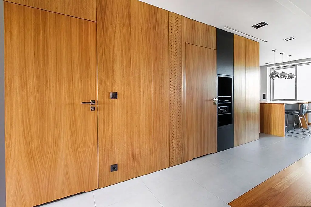 Это открытая и просторная квартира площадью 80 квадратных метров (861 кв. Футов). Его компоновка сочетает частные и общественные пространства и обладает общим гибким характером. Клиенты хотели, чтобы это было местом, где они могли развлекать гостей, играть в игры и принимать непринужденные обеды.