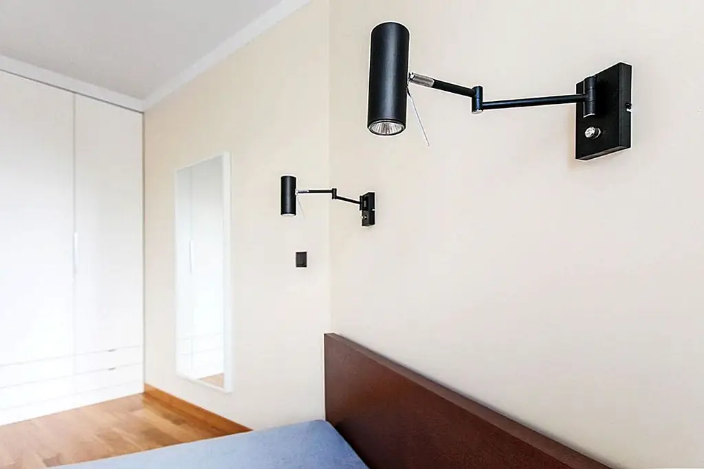 Спальня разделяет несколько характеристик с общественным районом, в основном благодаря деревянным полам. Его декорация минималистична. Это спальня без телевизора и без Интернета. Это подразумевалось как пространство, где можно расслабиться, читая книгу или медитируя.