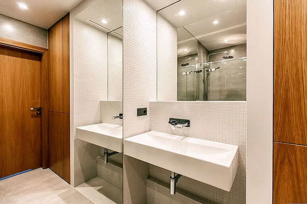 В ванной комнате также сохранялся красивый баланс. Все от цвета стены до плитки душа и мелких деталей прекрасно синхронизируется.