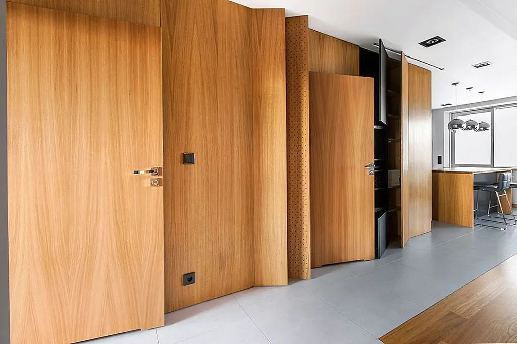 Архитекторы спроектировали квартиру с большим количеством места для приготовления пищи и для дружеских встреч. В то же время они поддерживали дизайн и декор универсальными и гибкими, поэтому различные виды деятельности могут выполняться в одном и том же пространстве без существенных изменений.