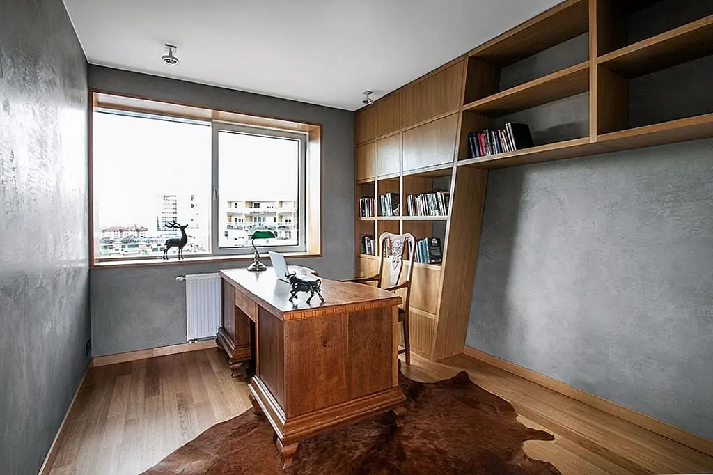 Серый - это цвет акцента, который дополняет древесину вместе с белыми элементами. Во всей квартире использовались разные оттенки серого. Стены с акцентом в гостиной, секционный диван, барный стул и кухонный остров используют их элегантно. Гостиная зона удобная и уютная. Секция деревянного пола отделяет ее от остальной части открытого плана этажа, а также позволяет ему чувствовать себя как естественная часть целого.