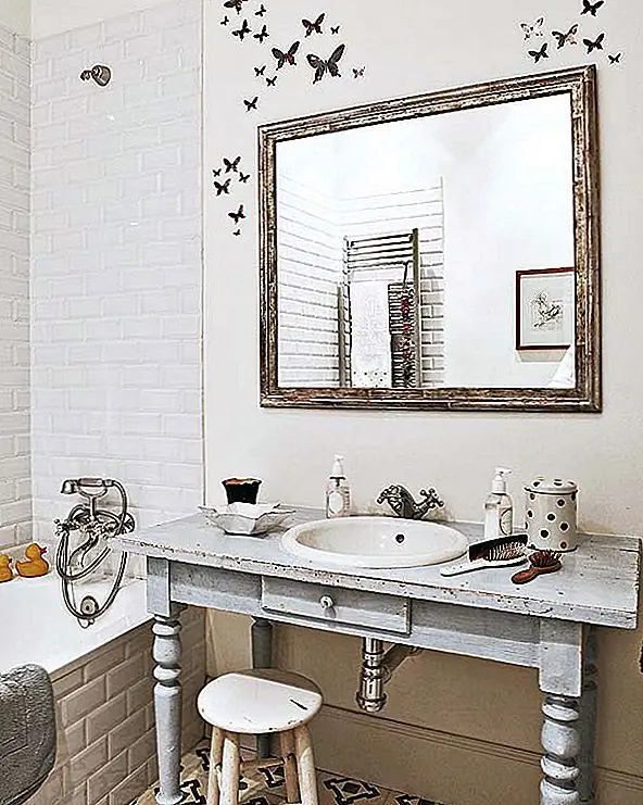 В обеденной зоне есть книжный шкаф на заднем плане и похожий ковер. Кухня и ванная были в основном сохранены. Однако во время реставрации они получили более современное ощущение. Черные и белые плитки были красивым прикосновением. В целом, квартира имеет элегантный внешний вид и сочетание современных и старинных элементов, которые делают его уникальным и особенно стильным. {Найдено на micasarevista}.