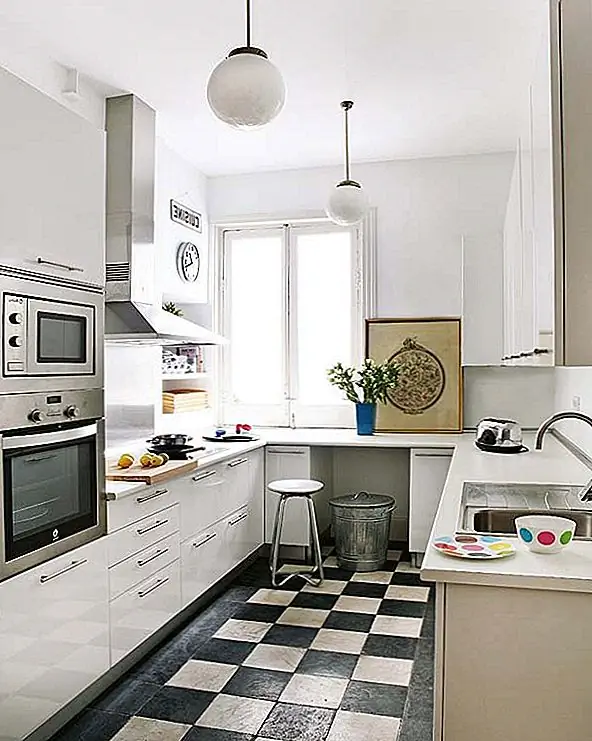 Жилая зона особенно уютна и привлекательна. В нем есть два удобных дивана, большой стол с белой отделкой лаком и прекрасный ковер на полу. Стол может использоваться как обеденный стол или многофункциональная мебель, которая может служить, например, столом.