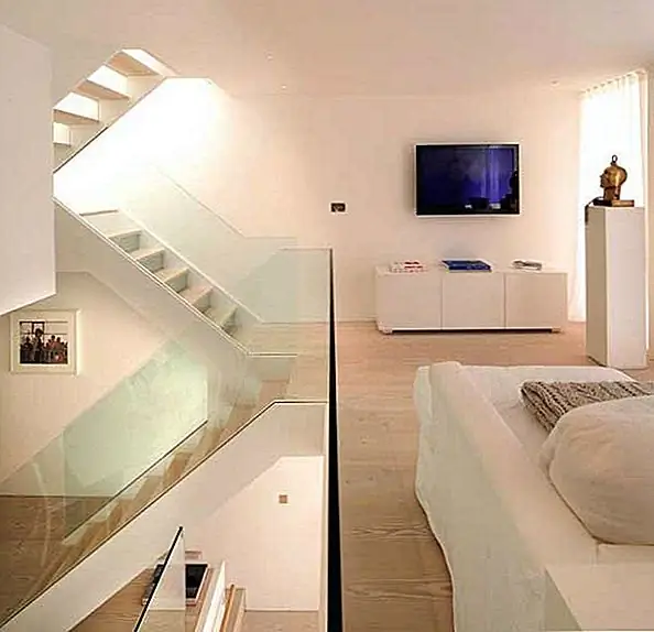 Чистая белая квартира Highgate Split Into Half-Levels