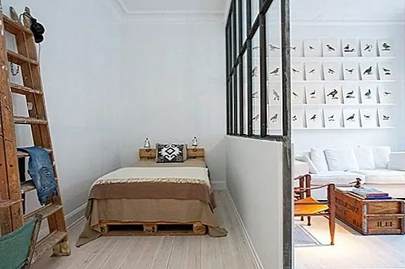 В квартире много прекрасных функций, некоторые из которых были сохранены во время ремонта как знак истории. Он имеет общую жилую площадь 58 квадратных метров и две комнаты. Когда вы входите, есть прихожая с большим количеством пространства для хранения. Это ведет к гостиной и спальне.