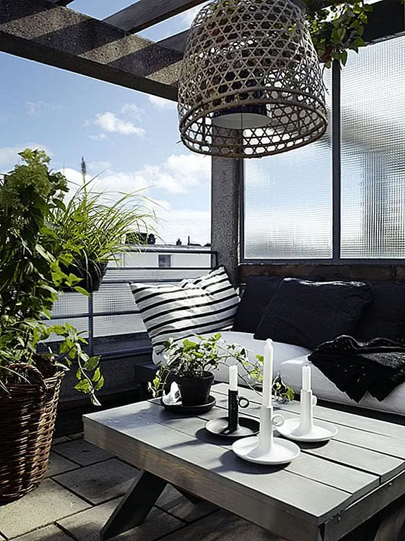 Картины с простыми конструкциями и жирной черной рамкой были использованы для задрапирования голых белых стен. Минимальный стиль оформления был расширен и в спальне. Простая рама кровати с прямыми линиями дополнена нейтральными черными цветными листами и подушками. Небольшая зона отдыха, созданная на балконе, с использованием бетонного стола, удобных диванов-сидений, держателей тростника и классических подвесных ламповых ламп, также заслуживает признательности.