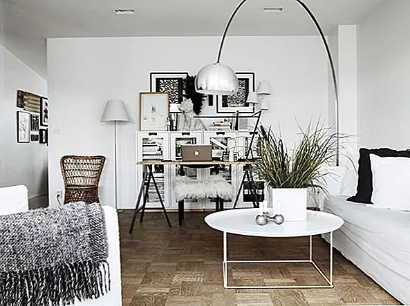 В качестве опции напольного покрытия в качестве дополнения к нейтральной цветовой тематике был выбран неотапливаемый деревянный материал. Украшение было простым и минимальным во всем доме. В гостиной можно увидеть две белые напольные светильники, дополняющие элегантные белые диваны и стулья из дерева.