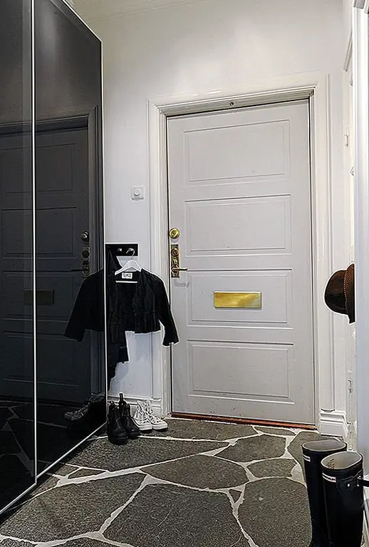 Есть и другие элементы, которые делают эту квартиру уютной и удобной. Например, есть много деревянных элементов, наиболее заметным из которых является паркетный пол, который имеет этот традиционный вид. То, что также красиво, - это способ, которым каждая комната была персонализирована. В спальне есть очень красивая стена с акцентом, а задняя панель на кухне - хороший фокус. Квартира, несмотря на то, что она имеет площадь 42 квадратных метра, кажется очень привлекательной, уютной, но также открытой и просторной.