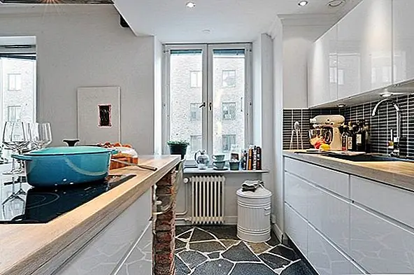 Квартира небольшая, но она не кажется крошечной или захламленной. Он имеет типичный скандинавский дизайн интерьера с элементами акцента на белом фоне, которые отличаются своей простотой и естественным внешним видом. Например, кухонный остров / бар имеет очень интересный дизайн. Основание выполнено из кирпича и имеет этот незавершенный вид, немного грубый, но с большим количеством характера. В гостиной есть часть кирпичной стены, и она соответствует острову кухни, создавая сплоченность в интерьере.