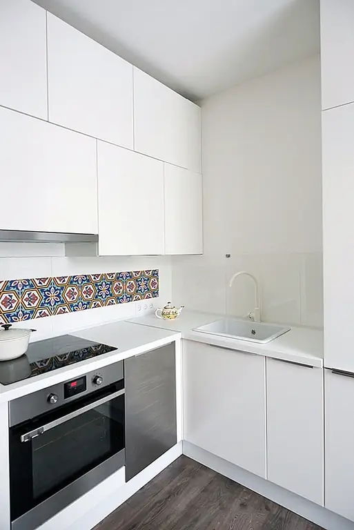 Для кухни дизайнеры решили использовать иранские плитки ручной работы, чтобы добавить немного цвета и вкуса в белый декор. В ванной комнате также есть интересные плитки, которые имеют сложные узоры и текстурированную поверхность, что делает пространство более крупным и более приятным.