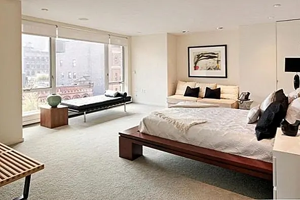 Белые стены контрастируют с темным деревянным паркетом или цветными предметами мебели. Существует просторная гостиная, в которой есть темно-серый диван с белыми подушками и стеклянный круглый стол, ограниченный белым тонким ковром. Рядом с этим пространством находится современный белый обеденный стол с красными стульями. В другой зоне отдыха преобладают белые предметы и стеклянные верхние столы. Одна из спален просторная, и почти все кажется белым. Возможно, кухня ресторана из нержавеющей стали остается одной из самых впечатляющих комнат этого дуплекса. Он имеет промышленный дизайн благодаря своему дизайну из нержавеющей стали. Весь дуплекс может быть вашим, так как он продается по цене 19, 95 миллионов долларов.