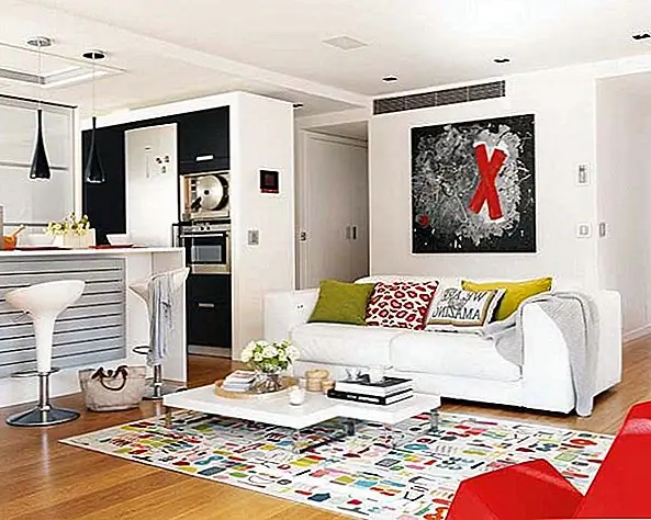 Просторная квартира с тремя спальнями и смелыми брызгами цвета