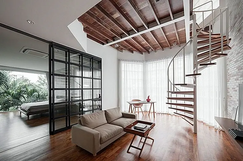 Винтовая лестница поднимает минималистский дуплекс в Таиланде