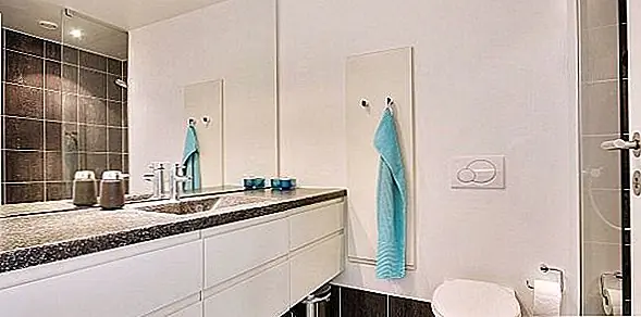 Тем не менее, жилая площадь была значительно разработана в контрастном цвете, чтобы выделить тему. В нем есть черные низкорасположенные кожаные диваны, современный черный журнальный столик и классический классический серый серый коврик. Украшение спальни также было минимальным, введя вещи, которые необходимы. Доступны для продажи на danbolig около 400 000 евро.