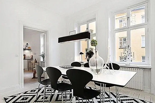 Тогда есть столовая, очень простая и просторная комната, хотя она не очень большая. Черно-белый узорчатый коврик идеально дополняет остальную мебель и аксессуары. Из этой комнаты вы можете получить доступ к спальне, и две комнаты легко общаются друг с другом благодаря резной стене. Это интересный и гибкий выбор. Конфиденциальность может быть легко достигнута, и, когда это не требуется, свет может вторгнуться в спальню. {Найден на brspec}.