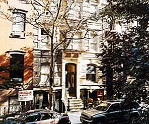 Крошечные однокомнатные апартаменты с встроенной мебелью и возможностью расширения