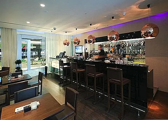 The Black Iris Café - это стильное и тихое место, где вы можете насладиться ужином, кофе с друзьями или коктейлем. Есть много вариантов на выбор. Атмосфера внутри расслаблена и спокойна. Простота интерьера позволит вам сосредоточиться на компании, а не на декоре. Сочетание сложных и случайных элементов находится в постоянном равновесии. Интерьер шикарный и стильный, но в нем есть что-то знакомое. Занавески, деревянная мебель и атмосфера заставляют вас чувствовать себя почти как дома.