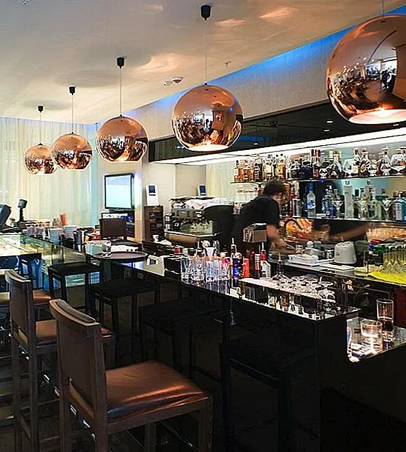 Дизайн интерьера в черном Iris Café в Черногории