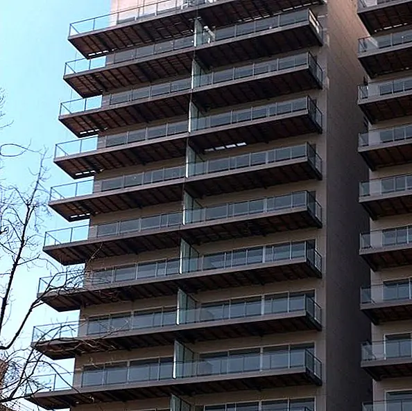 Апартаменты с двухэтажными потолками включают просторную столовую и гостиную, две уютные спальни с ванными комнатами, кухню, телевизионную комнату, половину ванной комнаты, комнату обслуживания с полной ванной и прачечной. Интерьеры современные и простые. Комнаты большие, а также частные или полуразделенные, а материалы, используемые для декоров интерьера, включают в основном дерево и стекло. В апартаментах есть прожекторы на потолках и стеклянные стены от пола до потолка в общественных местах, откуда открывается великолепный вид на город.