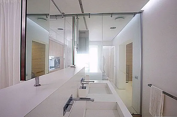 Конечно, белые поверхности помогли создать впечатление большего пространства. Другим элементом, который внес свой вклад в этот красивый окончательный результат, был стиль. Минималистская мебель определенно сделала все более простым и более воздушным. Но чтобы избежать монотонности и избежать создания подавляющего и утомительного декора, дизайнеры также подавали в суд на смелые попсы цветов по всей квартире. Будь то что-то маленькое, как подушка или что-то такое же большое, как двуспальная кровать, эффект в основном тот же.