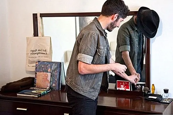 В настоящее время галерея работает почти исключительно с новыми художниками. Тот факт, что владельцы галереи начали работать на том же уровне, что и многие художники, которые они сейчас представляют, действительно помогает им понять этот бизнес, и это ключ к их успеху. Галерея очень большая и наполнена множеством интересных элементов. Это очень интересное место, и вы можете найти что-то интересное во всем мире. Однако, несмотря на то, что там так много разных мелочей, атмосфера может сохранять спокойствие и воздушность, а также очень хорошо организована. Это очень необычное пространство, почти как сюрреалистическое место, где вы можете избежать хаоса повседневной жизни. В интервью и больше фотографий на Freunde von freunden.