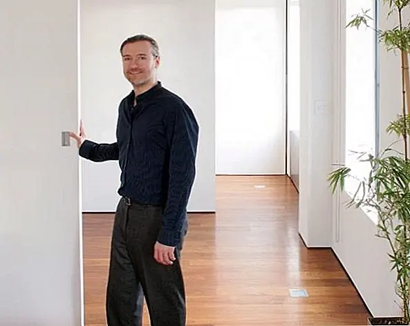 Каждый маленький дюйм пространства использовался максимально. Даже пространство под кушеткой использовалось для хранения ящиков для хранения. На кухне есть многофункциональная штука с тремя регулируемыми высотами, которые могут быть поданы в качестве кухонного острова, обеденного стола и рабочей поверхности. Скользящая дверь скрывает небольшую спальню с выдвижной кроватью и встроенными нишами, которые служат в качестве тумбочки. Когда не используется, кровать поднимается, и комната становится частью гостиной. Вся квартира полна умных решений. {Найден на remodelista}.