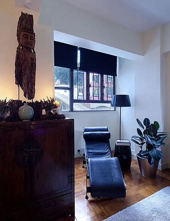 В каждой комнате есть что-то, что оживляет и придает личности квартиру, независимо от того, красный цвет, черно-белые картины на стене или красочные; все, кажется, прекрасно организовано в лучшем месте. Простота и элегантность правила в спальне, но мир и порядок являются ключевыми словами для всего места.