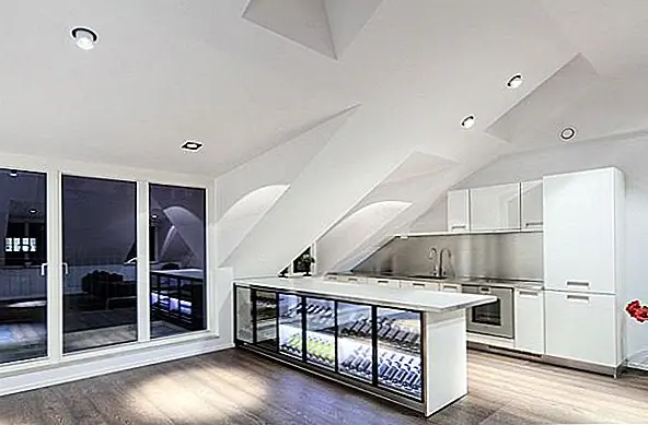 Здание, в котором расположен этот пентхаус, также располагает французскими балконами, которые выступают в качестве расширения социальных зон. Этот пентхаус предлагает 5 спален, красивый гардероб, три ванные комнаты, тренажерный зал и библиотеку. Внутренний декор теплый и привлекательный, тем более что в одной из комнат есть камин.