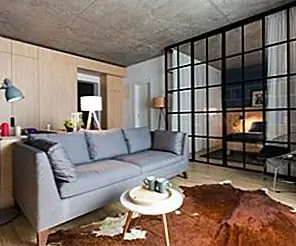 Небольшая квартира в Бухаресте, определяемая гибкостью и комфортом