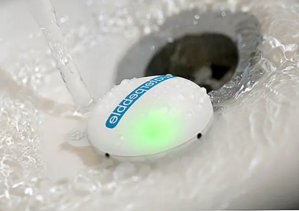 Мы все знаем, что трата воды, принимая дополнительные длинные ливни, плохо для наших счетов за коммунальные услуги и плохо для окружающей среды. Существует также много расходованного электричества, нагревающего всю воду для этих ливней, и не забывайте о потраченной впустую энергии от старых водонагревателей и неизолированных труб. Из-за этого может возникнуть тенденция для домовладельцев рассмотреть возможность модернизации своего водонагревателя старой школы на новый водонагреватель без воды, пытаясь сэкономить деньги на коммунальных счетах.