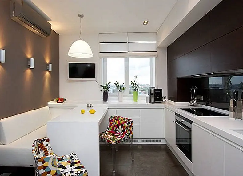 Настенный телевизор на кухне может быть под углом для просмотра из разных мест. Изображение: Студия Свойя