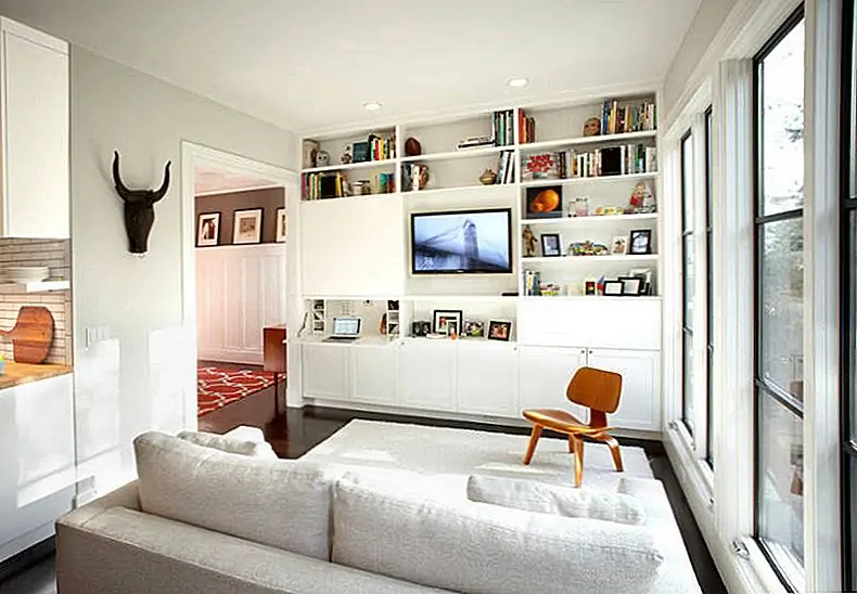 Вы можете смонтировать телевизор внутри встроенного шкафа, чтобы сэкономить место. Изображение: Джефф Кинг и Ко.