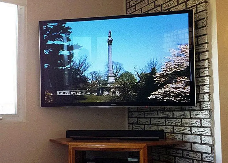 Угол может быть идеальным местом для установки вашего телевизора. Выберите настенное крепление с плечом, который простирается и поворачивается, затем смонтируйте его на любой из двух угловых стенок. Делая это, вы можете расширить телевизор и углубить его по углу. Изображение: Hotel Playa Collibri