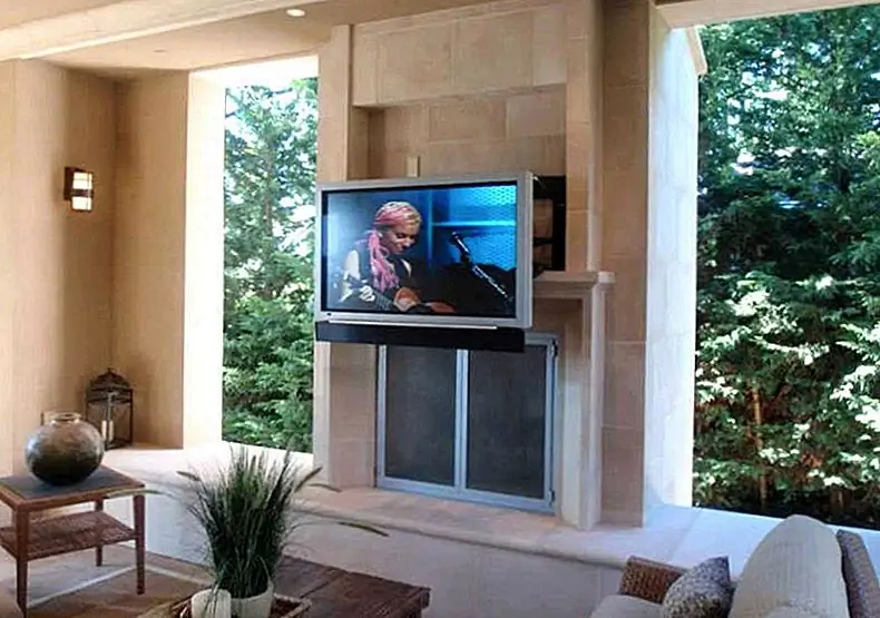 Добавив подвесной камин, вы можете просматривать свой плоский экран на идеальном уровне глаз. Не тяните телевизор вниз, если камин используется, или вы повредите чувствительную электронику. Изображение: 360 Modern