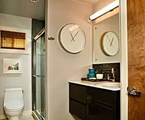 Большие настенные часы - надежное украшение для всех номеров и стилей