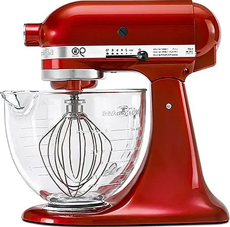 Например, Candy Apple Red mixer был выпущен для 90-летнего юбилея бренда, и тот, который был на первом рисунке, микшер Cranberry, но вы найдете еще несколько ярких в Cocoa Silver, Grape и Blue Willow. Техническая деталь, которая делает эти микшеры особенными, - это коническая форма венчика. Большая чаша изготовлена из нержавеющей стали и элегантна, а также легко чистится. Все это на кухне.