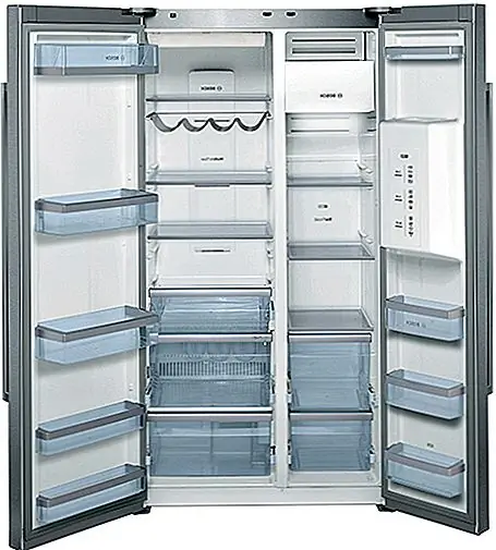 Другими интересными элементами, которые стоит упомянуть, являются Multi Airflow, Super Cool, Super Freeze и точные электронные регуляторы температуры, которые позволяют вам держать пищу дольше и обеспечивать постоянную температуру внутри холодильника. В холодильнике также есть несколько безопасных стеклянных стеллажей, которые легко снимаются и регулируются по высоте, а также прозрачные овощные контейнеры, телескопические направляющие и большие дверные полки. Это холодильник, способный удовлетворить все виды пищи, что позволяет вам готовить сложные блюда и быть более эффективными. Bosch Side by Side также очень элегантный прибор с гладким и очень простым дизайном. Вы сможете найти этот продукт в магазинах, начиная с января 2012 года.