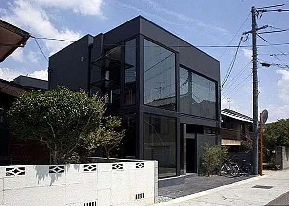 Это хорошая идея для Хэллоуина, но это также элегантный цвет для остальной части года. Окрестности также важны. Черный дом, расположенный посредине нигде, должен выглядеть менее привлекательным, чем один с белым внешним видом.