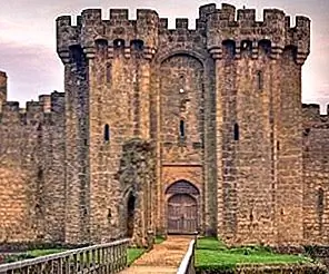 Замок Бодиам в Англии