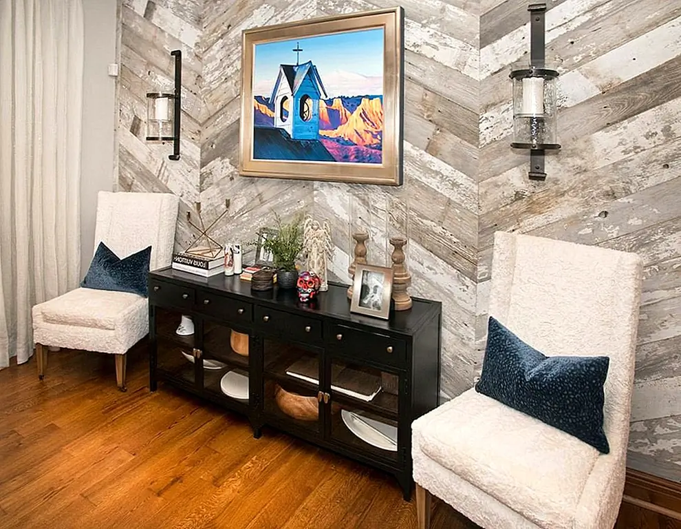 Деревянные панели подходят прямо к деревенскому шикарному стилю. Изображение: Творческие этажи