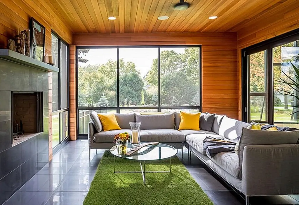 Теплая деревянная обшивка создает отличный контраст с прохладным серым оттенком. Изображение: Наследие строительных компаний