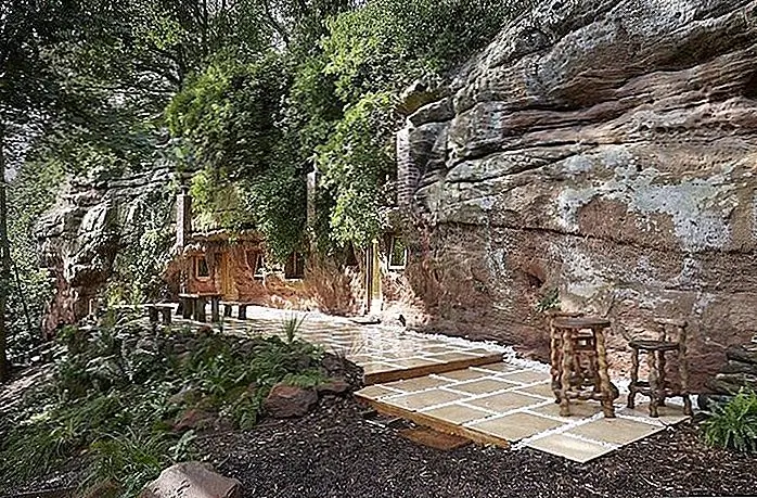 700-летняя пустынная пещера, превращенная в романтическое уединение