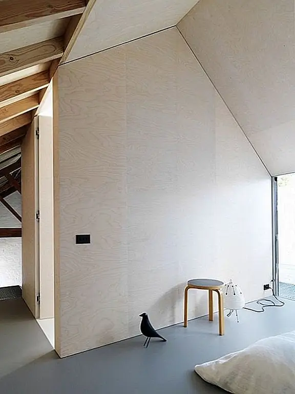 Проект реконструкции должен был оставаться ограниченным бюджетом, одновременно пытаясь удовлетворить долгосрочные потребности клиента. Клиент запросил устойчивое местожительство, которое позволило бы им сократить использование традиционных, дорогостоящих и загрязняющих энергетических потребностей. Они хотели сделать это, не отказываясь от комфорта.