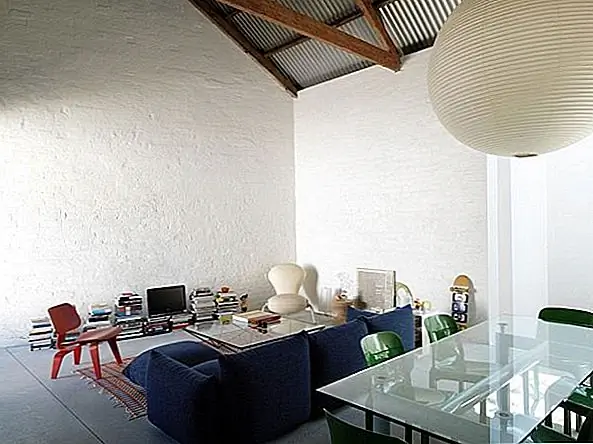 Здание было оборудовано солнечными батареями, рабочими дверями и окнами и бетонными полами, которые помогают во время холодной зимы. Он также включает в себя множество хранилищ и эффективную изоляцию. {Найден на архиепископии и фотографии Джастина Александра}