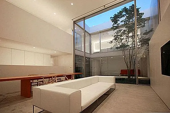 Собственность имеет два двора, небольшой и большой. Большой внутренний двор ограничен LDK с северной стороны, а также детская комната и спальня с другой. Двор имеет кубическую форму, и он соединяет все комнаты, создавая визуально последовательный и однородный вид.