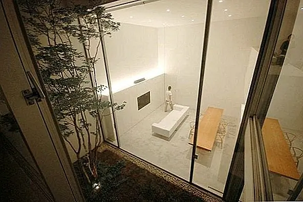 Общий дизайн резиденции является необычным и инновационным, а также очень функциональным. Основной объем с спальнями закрыт и более интимный, а другой - открыт. Также имеется пентхаус на 3-м этаже и терраса на крыше. Из них открывается панорамный вид на город. {Найден в день}.