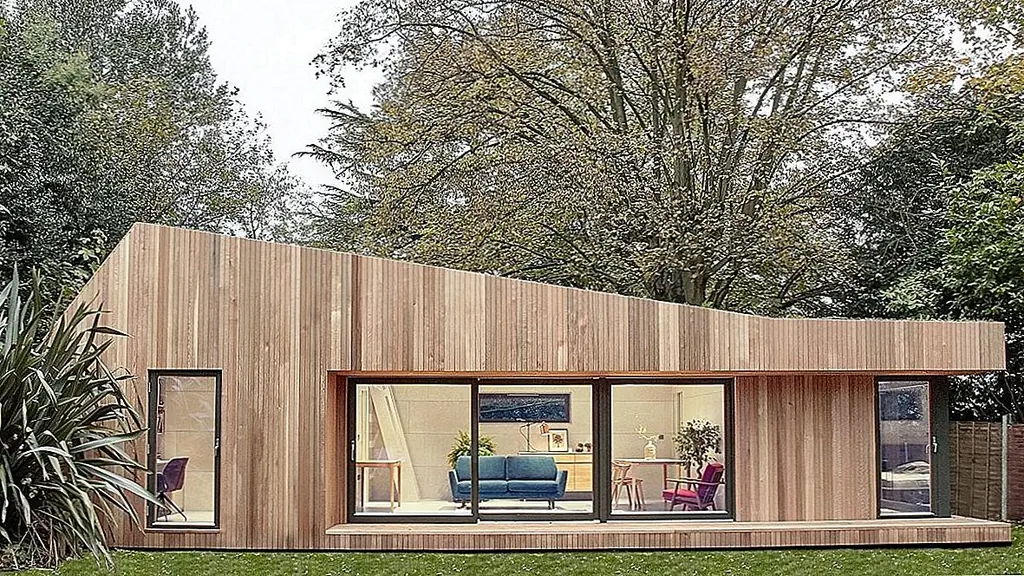 Из-за их строительства в фабричной, климатически контролируемой среде модульные дома также известны названиями домов, построенных на заводе, домами, построенными заводом, и / или сфабрикованными домами (или «pre-fab»). Их строительство считается формой зеленого строительства.