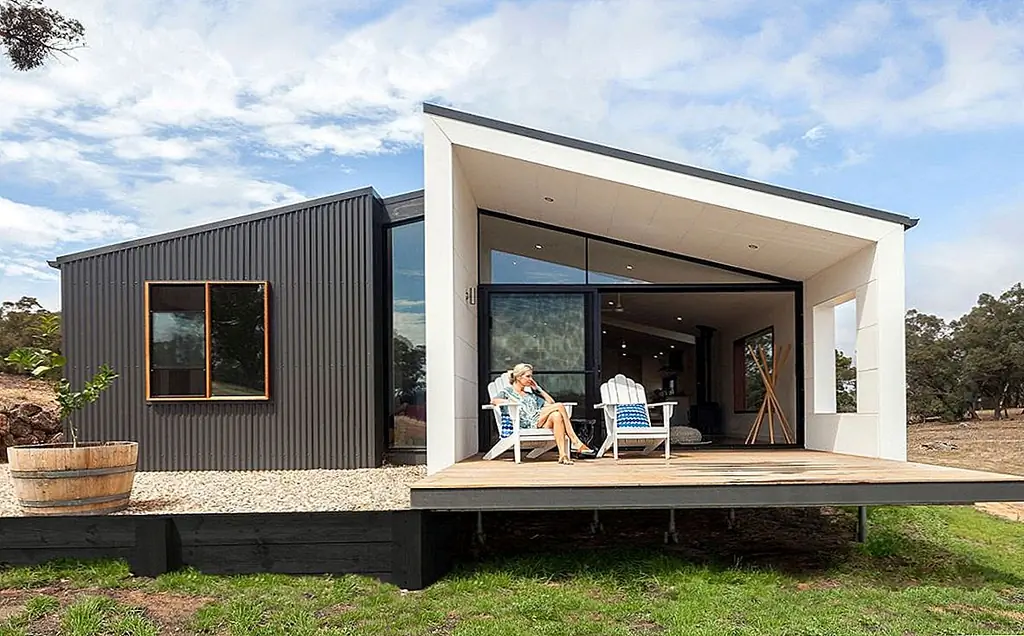 Некоторые из сотен настраиваемых функций в модульном доме включают в себя столешницы с твердой поверхностью, керамические полы, различные стили окон, краснодеревщики, выполненные из дерева или других материалов, сантехнические светильники, внешние отделки и архитектурные детали. Это, безусловно, не полный список вариантов; каждый модульный домашний производитель будет иметь определенные варианты. В принципе, модульный дом может быть полностью настроен, потому что он действительно не имеет ограничений по дизайну.