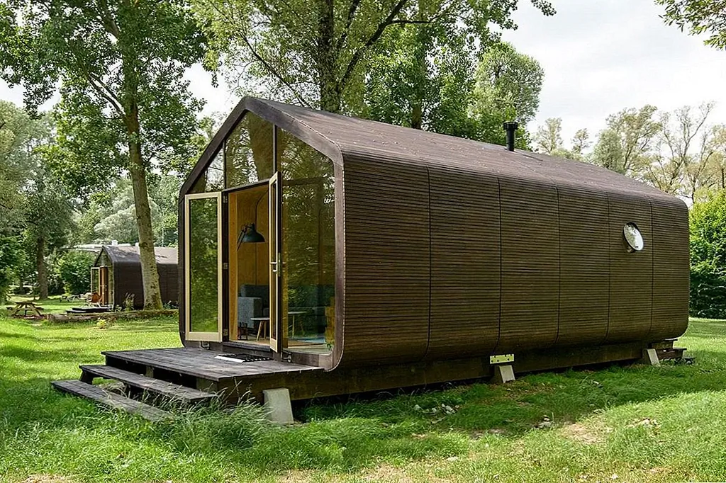 Важно отметить, что, независимо от того, как выглядит модульный дом, он был построен для удовлетворения или превышения конкретных строгих строительных норм. Фактически, из-за процессов контроля качества на протяжении всего строительства соблюдение руководящих принципов или кодексов здания часто больше, чем соблюдение традиционных домов, построенных на месте в этой конкретной области.