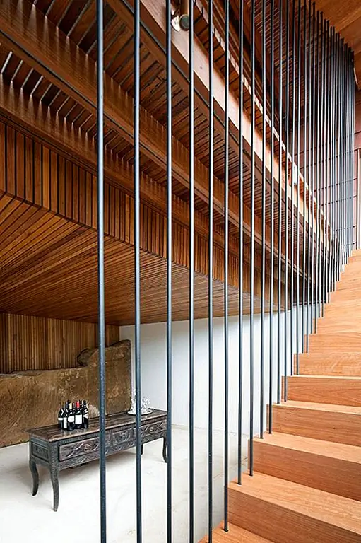 Между двумя томами есть внутреннее пространство с внутренними дворами на двух уровнях. Центральный внутренний двор фильтрует свет и позволяет войти в дом. Он также соединяет все районы дома через деревянную лестницу. Двор также соединяют бассейн с остальной частью имущества. Этот красивый, современный пляжный дом был построен с использованием довольно сдержанной палитры материалов. В основном это медь, спасенный песчаник и переработанный черный боб. Вход в дом выполнен через стеклянный объем, из которого открывается вид на скалы, Сиднейские головы и весь окружающий ландшафт. {Найден на архиепископии и фото Бретта Бордмана}.